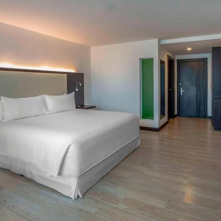 โฟร์พอยต์ บาย เชอราตัน เกวนกา Hotel กูเอ็งกา ภายนอก รูปภาพ A room at the hotel