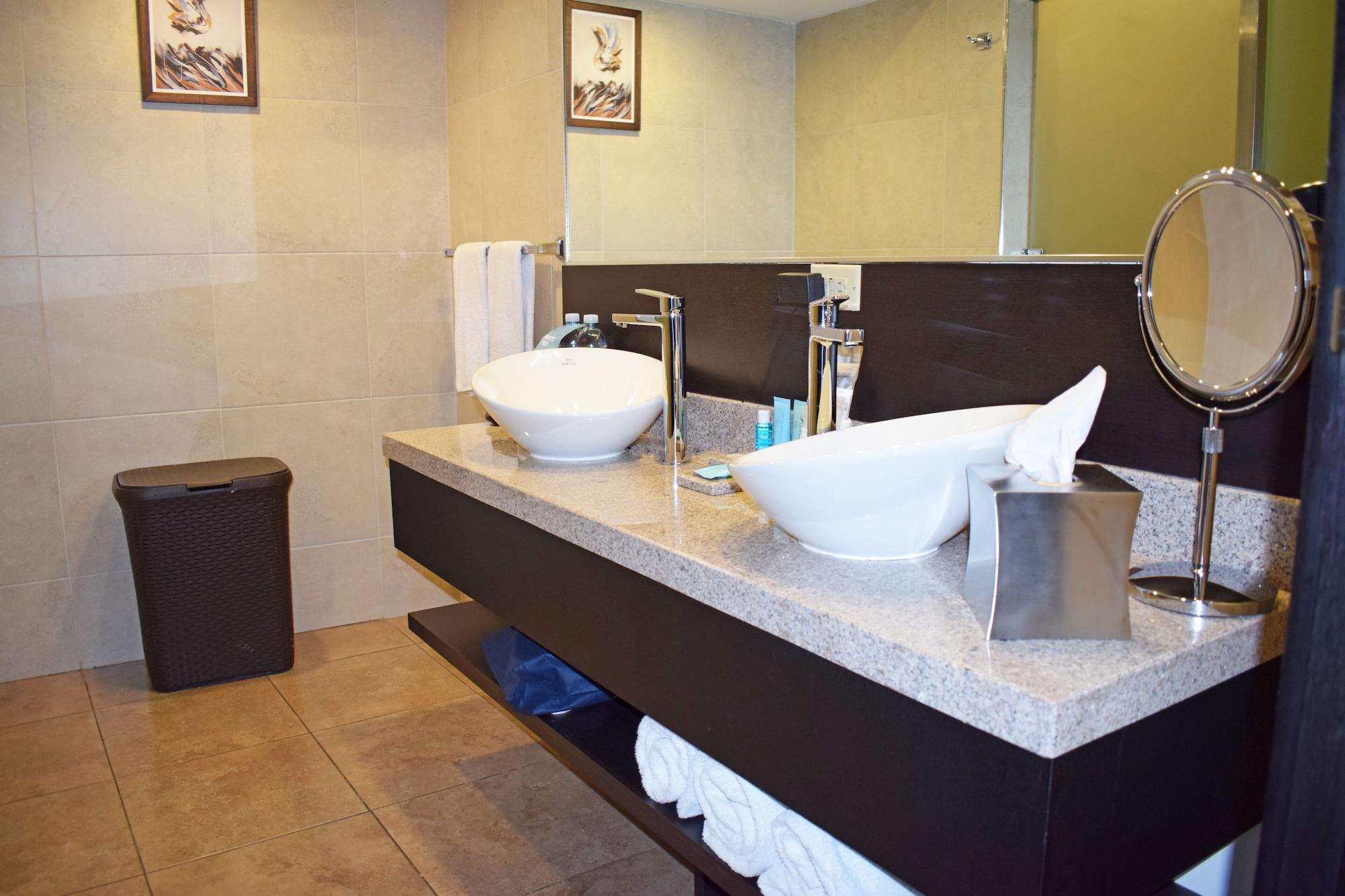 โฟร์พอยต์ บาย เชอราตัน เกวนกา Hotel กูเอ็งกา ภายนอก รูปภาพ Bathroom in a hotel