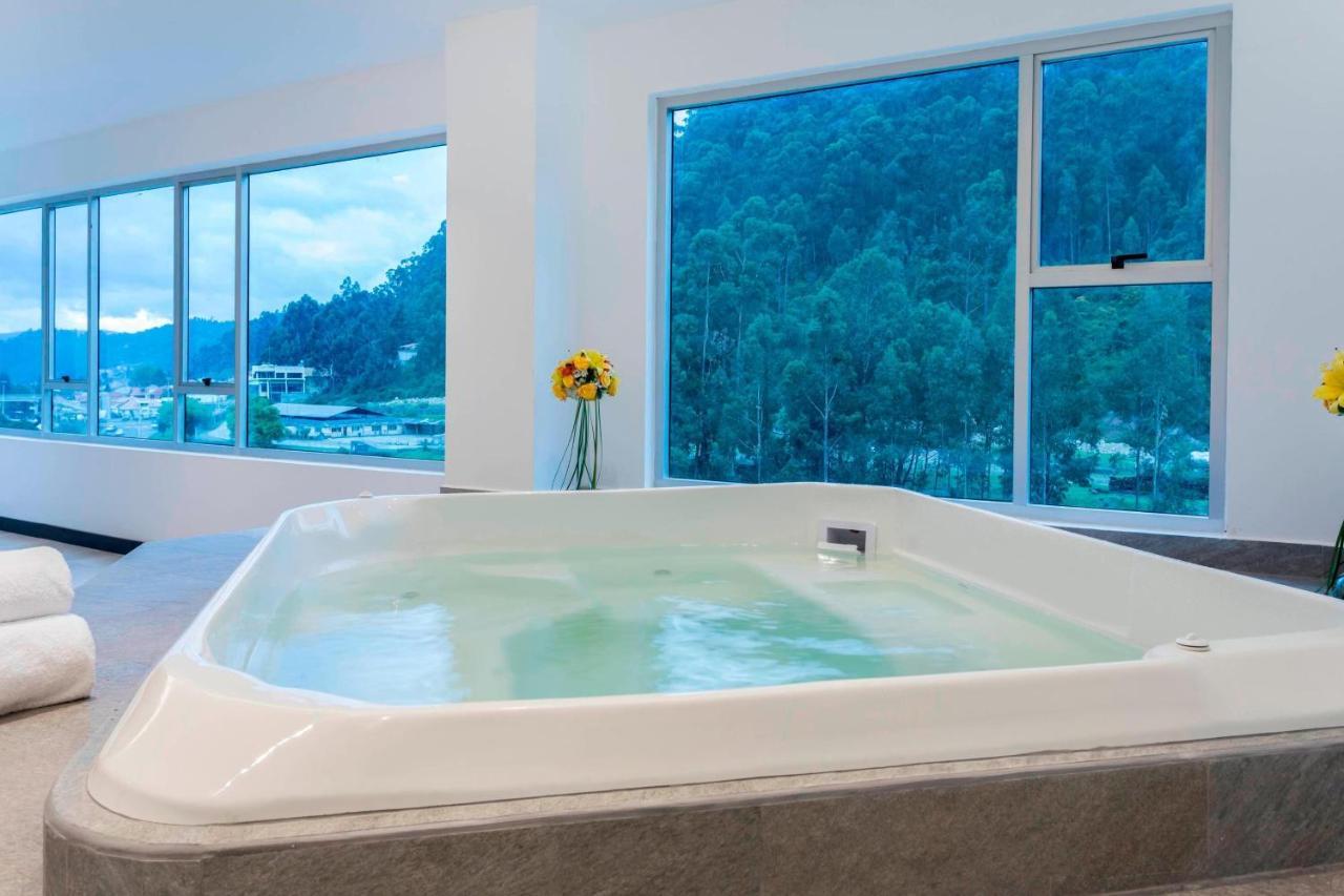 โฟร์พอยต์ บาย เชอราตัน เกวนกา Hotel กูเอ็งกา ภายนอก รูปภาพ A whirlpool bathtub