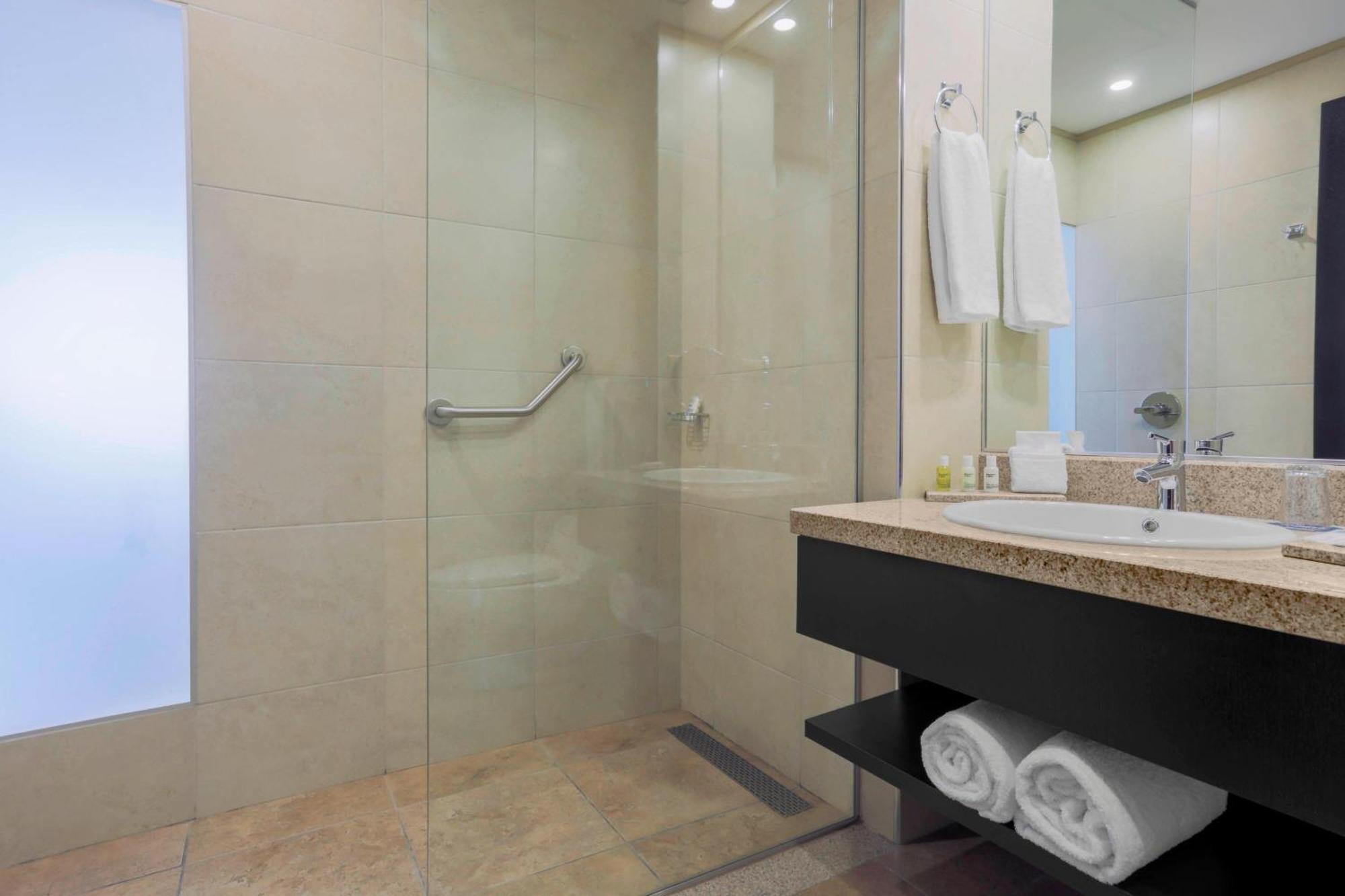 โฟร์พอยต์ บาย เชอราตัน เกวนกา Hotel กูเอ็งกา ภายนอก รูปภาพ A shower with a glass door